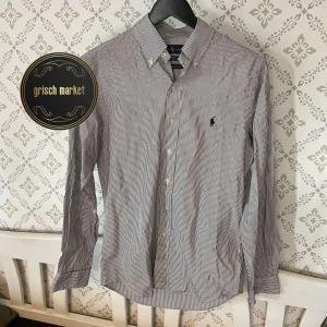 Ralph Lauren skjorta  - En sjukt najs raffe skjorta perfa nu till sommaren | mycket bra skick inga tecken på användning, skick  9,5/10 | storleken på taggen är S | passar dig runt 173cm 55kg | nypris runt 1400, priset är inte hugget i sten |