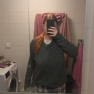 Ylle tröja - Den är normal i storlek men mysig att ha för en som har mindre storlek än XL med