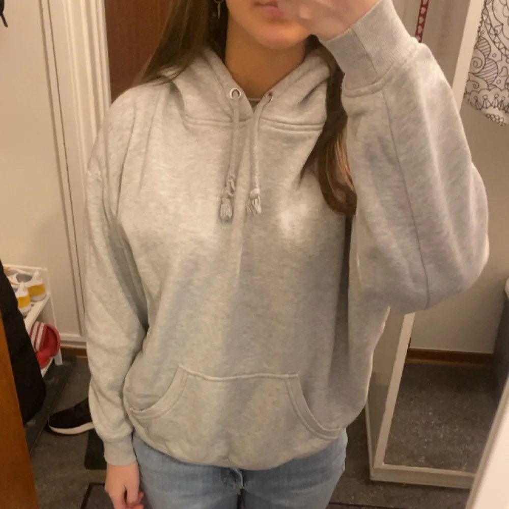 En grå hoodie från bikbok, säljer för att jag inte använder den, den har används 2 gånger, köpt för 399, priset kan diskuteras❤️. Hoodies.