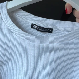 Volangtopp - Vit volangtopp från Zara. Fint skick, men kommer ej till användning längre. 