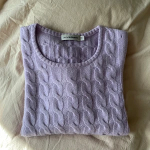 100% Kashmir Tröja - Kashmir tröja i 100% Kashmir ull.   Finns några små hål på baksida ärm.   Annars fint skick.