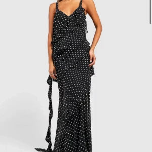 Volangklänning maxi - Lång volangklänning från Boohoo, prislappen är kvar💕