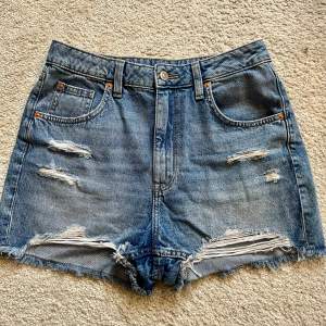 Oanvända jeansshorts med slitningar från HM, storlek M.