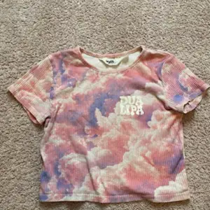 En rosa-molnig Dua-Lipa t-shirt från, H&M