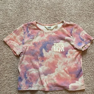 Dua-Lipa t-shirt  - En rosa-molnig Dua-Lipa t-shirt från, H&M