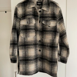 Shackets jacka från ONLY  - I väldigt fint skick, inte alls mycket använd. 