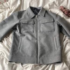 Overshirt grå aldrig använd 10/10 skick från Jack and Jones pris kan diskuteras 