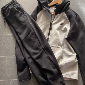 Og Nike tech - Skick 9/10, pris kan diskuteras vid snabb affär.