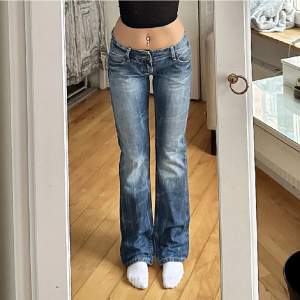 Vintage jeans ifrån Mod💘 Midja 38 innerben 81 