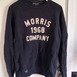 Stickad morris tröja - Marinblå (nästan svart) stickad tröja från morris i storlek S. 