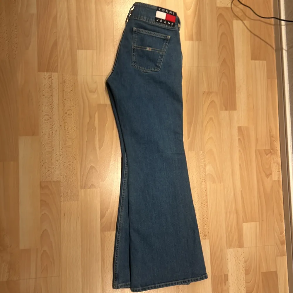 Helt nya Tommy jeans, endast testade! Slutsålda, Passar stl s/m Nypris 1299kr, utsvängda Budgivning vid många intresserade. Jeans & Byxor.