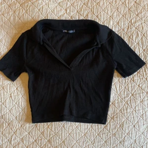 Zara Crop top - Basic cool zara topp med polo krage! Använd enstaka gånger och i bra skick ✨