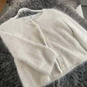 Trekvartsärmad kofta i mohair  - Jättesöt trekvartsärmad kofta i mohair. Den är väldigt ljusrosa/beige🩷 Passar XS-M