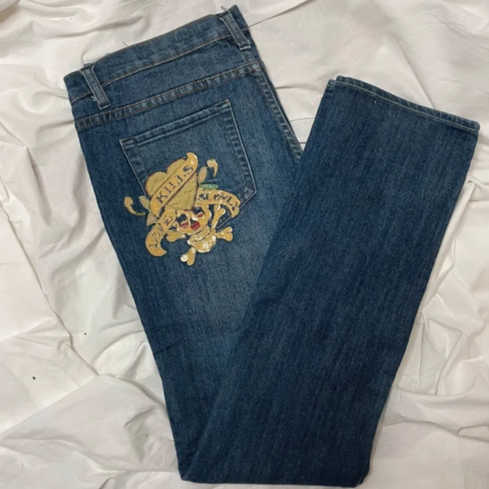 Säljer dessa riktigt feta skater jeansen från ed Hardy med skit snyggt tryck på bakfickorna 💯🛹skicket är 8/10💯👍storlek 33👍skriv till mig vid minsta lilla frågan 😀. Jeans & Byxor.