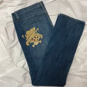 Säljer dessa riktigt feta skater jeansen från ed Hardy med skit snyggt tryck på bakfickorna 💯🛹skicket är 8/10💯👍storlek 33👍skriv till mig vid minsta lilla frågan 😀