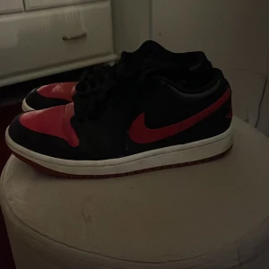 Jordans - Jordan low, köpta från JD för 1400kr. De är i bra skick använda fåtal gånger men syns inte så värst mycket. Storlek 38/5 men sitter som en 38 39