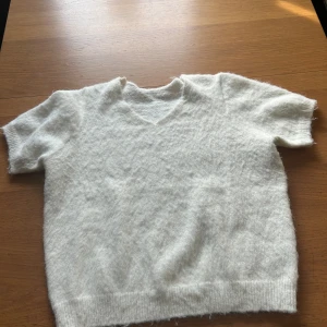 Vit stick T-shirt  - Säljer denna vita stickad T-shirt i storlek s, vet tyvärr inte vad den är ifrån