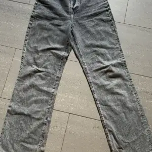 Jättefina nästan oanvända jeans, säljer pga att de är förstora. Från Bikbok modellen heter JP regular wide 960. Köpta för ca 600kr går att pruta