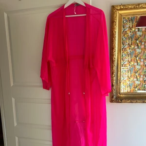 Strandklänning/cardigan - Strandklänning, rosa/genomskinlig. Jätte fin o ha på stranden över bikini