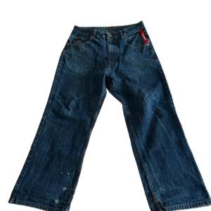 DNGRS Baggy jeans (W32 L32) sitter baggy. Finns slitage men ser snyggare ut och ger mer karaktär på byxorna                                                                                   Modell: (185cm) har W31  L32