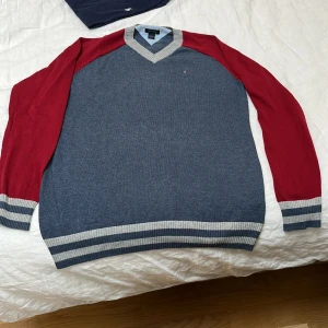 Tommy hilfiger  - Stickad Tommy hilfiger tröja i perfekt skick inga defekter eller liknande.