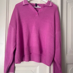 Tröja - Rosa långärmad tröja, lite tjockare med knappar upptill.