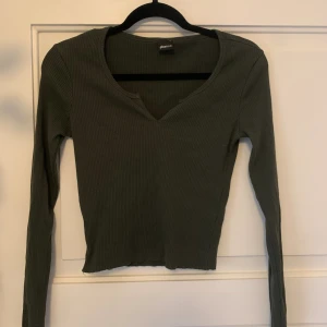 Grön tröja - Använd relativt mycket men i bra skick!