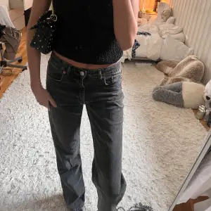 Supersnygga jeans från zara sitter ganska lowwaist på mig, storlek 36 jag brukar ha 34☺️lite långa på mig som är 173