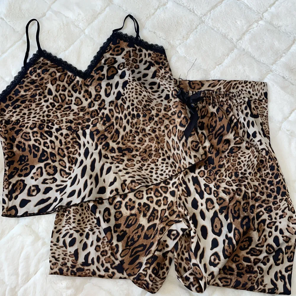 Oanvänd pyjamas, leopard mönster på, linnet och byxorna ingår i priset, strl S/M. Övrigt.
