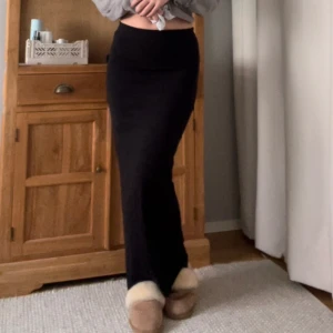 Svart maxikjol Gina Tricot - Svart maxikjol från Gina Tricot. Storlek S, jag är ca 168cm lång🌸