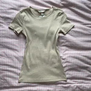 Beige T-shirt från h&m i storlek xs!❤️helt oandvänd med prislapp! skriv till mig om du har frågor eller är intresserad!🫶
