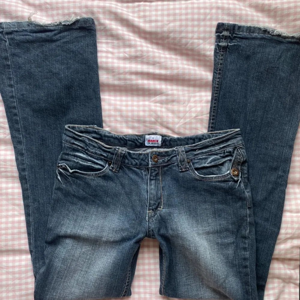 Superfina utsvängda jeans!🫶🫶 de har super coola fickor och de står att det är storlek 38💗💗 märket är colours of the world men jag köpte de secondhand!❤️ innerbens måttet är 76 cm och midjemåttet 37 rakt över!🫶🫶skriv gärna till mig om ni har frågor!💗. Jeans & Byxor.