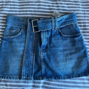 Jeanskjol  - Jättefin jeanskjol från pull&bear, tyvärr lite liten för mig. 