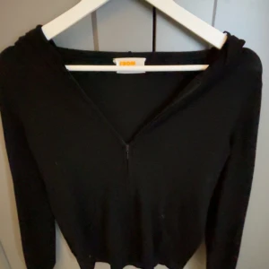 Zip up - From future, Zip up tröja as snygg! Kostade 1900 säljer för 1499, Nästan aldrig använt svart och storlek S 