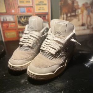 Air jordan 4 frozen moments - Hej, säljer mina air jordan 4:or som Inte riktigt kommer till användning längre i övrigt tycker jag skorna är i fint skick och inga skador finns. Dem är ganska smutsiga men inget som inte går att fixa. Priset är ej hugget i sten.