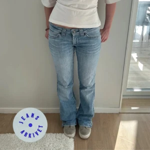 Wrangler jeans  - Storlek: W26, midjemått: 38cm, innerbenslängd:86cm   Köpte dessa från jeansarkivet och har även använt deras bilder 💗 Tyvärr var dom förkorta för mig som är 180, men sååå snygga 😓 
