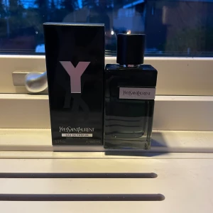 Ysl Y EDP 100ml - Ysl Y EDP Säljer parfymen eftersom jag inte tycker den är särskilt god längre. Parfymen är använd i ca 3 veckor oregelbundet. Se bild två för mängd kvar i flaskan. Skulle tippa på ca 95-90ml kvar. 