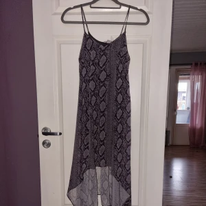 Klänning  - Grå fin tunn mönstrad klänning från H&M. 