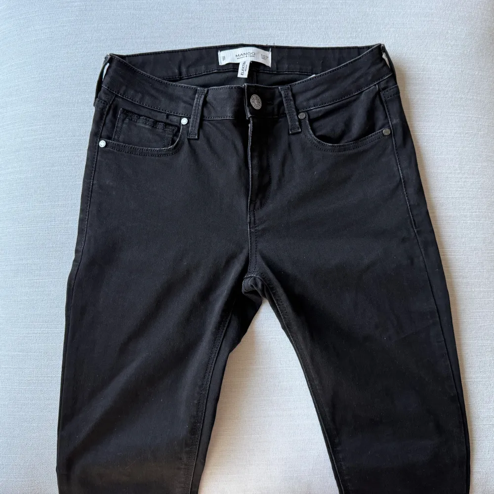 Svarta jeans från Mango. Modell: Elektra skinny, strl 34. Bra skick. Stretchiga.. Jeans & Byxor.