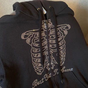 Zip Hoodie / Rhinestone Storlek S - En unik zip Hoodie från Best Yet To Come i storlek S. En limiterad Hoodie som är i bra skick, finns inte så mycket av den plagg längre så passa på.
