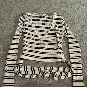 Knytbar randing tröja från Zara - Använd en gång. Går att knyta, svart och beige randing. 