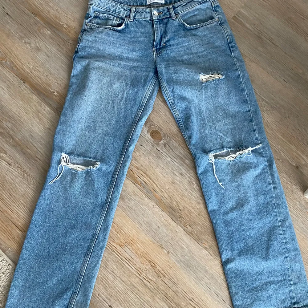 Low waist jeans i fint skick!  Sparsamt använda, som nya!  Normal i storleken.. Jeans & Byxor.