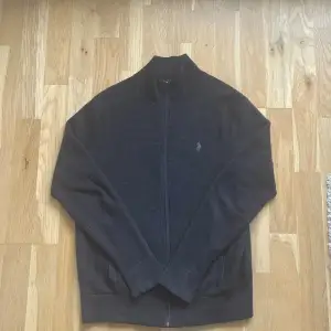 Fin grå/brunish ralph lauren full zip, bra skick och passar till våren 🍁 är 175.5 Vid frågor skicka dm😊