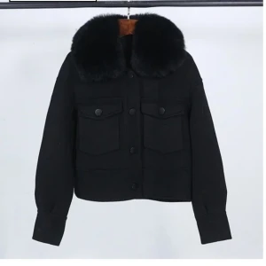 kappa med pälskrage - En svart kappa med päls som liknar den från Meotine. Den är gjord av kashmere och äkta räv päls. 2 fickor som går att öppna. Den är i jätte bra skick och priset kan alltid diskuteras!💞 