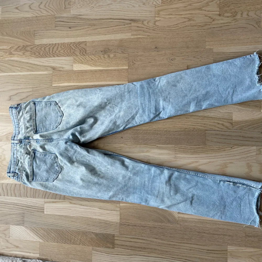 Ljusblåa jeans perfekta till våren!😍slits längst ner och lite skrynkliga då den legat långt in i garderoben ett tag😊 Storlek 36 ifrån märket ”Dilvin blue”, minns ej vart jag köpte dem🥰 . Jeans & Byxor.