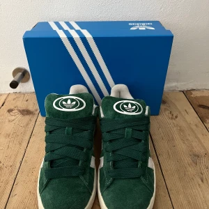 Adidas Campus 00 - Säljer nu mina snygga gröna Adidas Campus 00s i gott skick. Använda ett tiotal gånger. Passar perfekt till sommaren! Box och tjocka vita snören + tunna gröna snören ingår. Pris går att diskutera vid snabb affär 