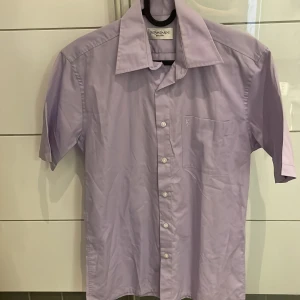 Saint Laurent skjorta (kortärmad - Trendiga Saint Laurent skjorta i kortärmad version. Känn dig fräsch och stilig med denna lyx skjorta. Inga deflekter eller något typ av fel. Nypris runt: 8000-10000kr. Vårat pris: 599kr. 