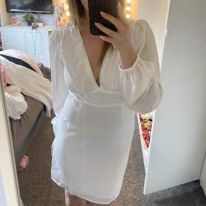 Fin vit klänning perfekt till studenten, aldrig använd