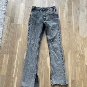 Gråa jeans med slits ifrån Zara🤩 storlek 38