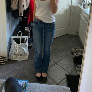 Low waist jeans - Så fina low waist jeans med hål🌸säljer då de inte längre kommer till användning